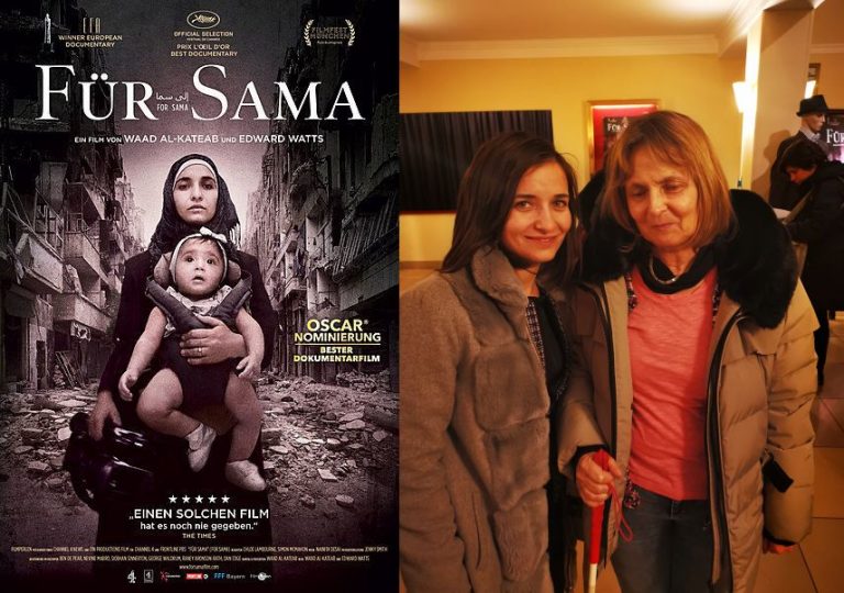 Links das Filmplakat von „Für Sama“. Es zeigt Waad al-Kateab mit ihrer Tochter Sama als Baby vor Ruinen. Rechts die Filmemacherin Waad neben der Blindgängerin im Foyer des Delphi Filmpalastes.