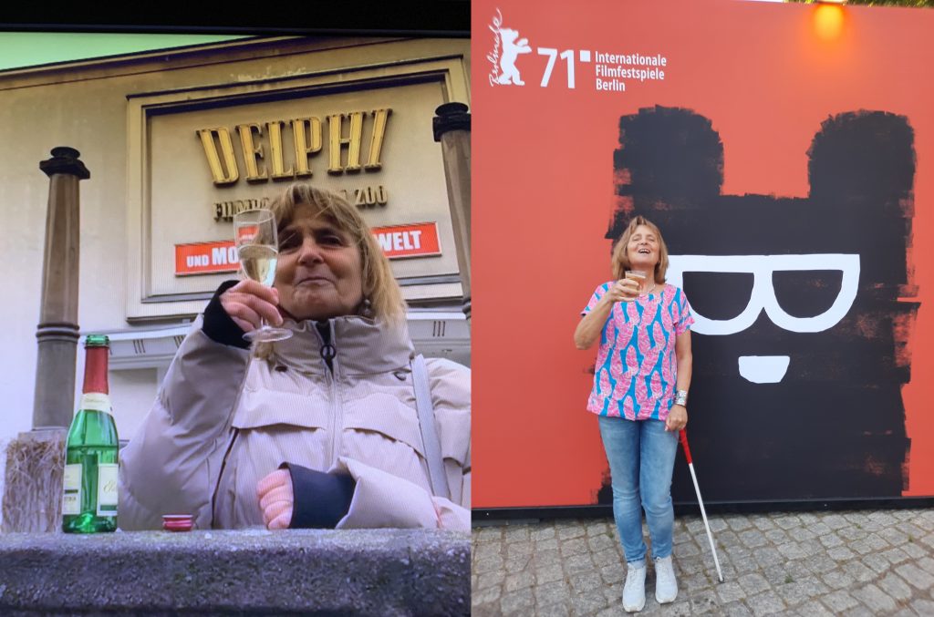 Das Bild ist zweigeteilt. Links die Blindgängerin in einer dicken Winterjacke vor dem Delphi Filmpalast. Sie hält ein Glas Sekt in die Höhe. Rechts steht sie vor einem Plakat der Berlinale 2021, das eine Bärenfigur zeigt. Die Blindgängerin trägt Jeans und eine bunte Sommerbluse. Auch hier hält sie ein Glas in der Hand und prostet fröhlich lachend der Kamera zu.